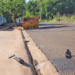 Motociclista morre ao passar por buraco e colidir em caçamba, no Bairro Universitário