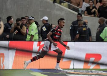 Flamengo bate Vasco com gol 100 de Bruno Henrique e vai à 7ª final seguida