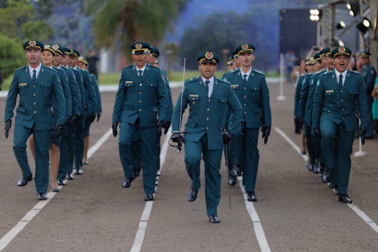 Deputado entrega Espadim Tiradentes a 25 cadetes da 4ª Turma do CFO da PMMS