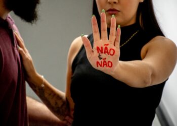 Funcionária de supermercado procura a polícia depois de ser “encoxada” por colega