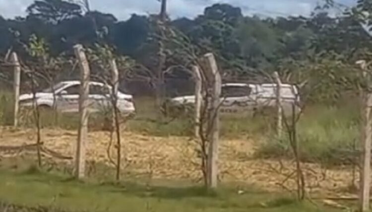 Corpo de mulher em avançado estado de decomposição e marcas de tiro é encontrado