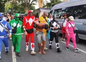 ‘Power Rangers’ prendem homem com 7 celulares em bloco no Carnaval de SP