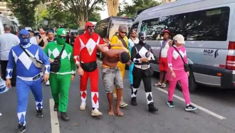 ‘Power Rangers’ prendem homem com 7 celulares em bloco no Carnaval de SP