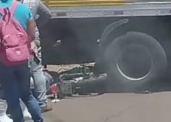 Capivara News TV: Motociclista fica em estado grave ao ir parar embaixo de carreta na Capital