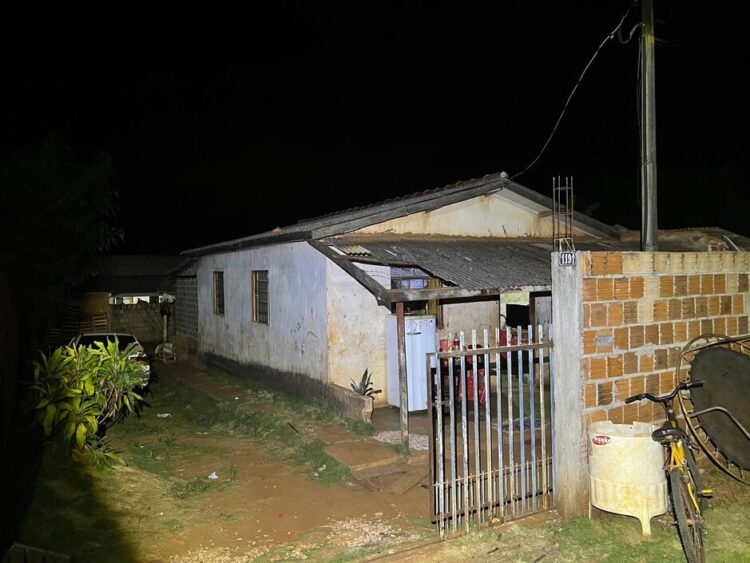 Filha mata o próprio pai com facada no peito, após briga por causa de dívida, em MS