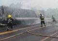 Fogo começa pelo farol se alastra e destrói caminhão boiadeiro na BR-163 em MS