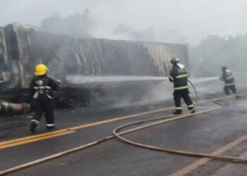 Fogo começa pelo farol se alastra e destrói caminhão boiadeiro na BR-163 em MS