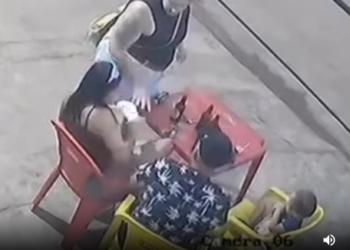 Capivara News TV: Vídeo mostra mulher agredindo criança em mesa de bar no Los Angeles