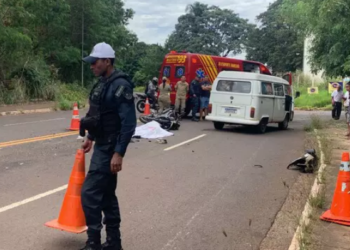 Motociclista invade pista contrária colide em Kombi e morre em Campo Grande
