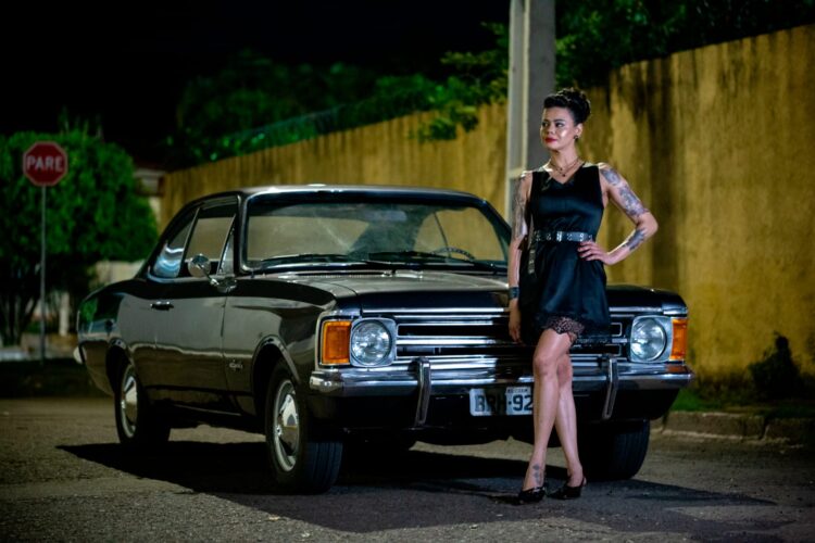 LidyLo estreia fashion film “Noites de Carmim” mostrando força da mulher da fronteira