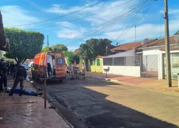 Policial reage a assalto, mata um ladrão e fere outro no Jardim Centenário nesta tarde