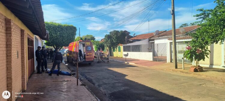 Policial reage a assalto, mata um ladrão e fere outro no Jardim Centenário nesta tarde