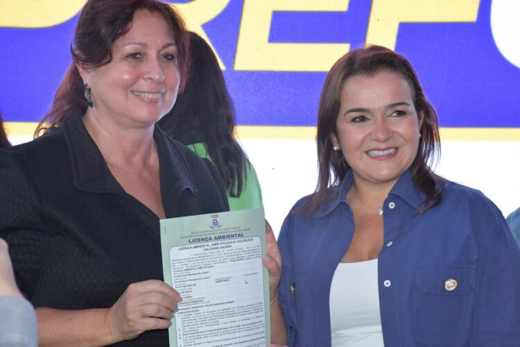 Prefeitura entrega licenças ambientais e assina termos para garantir mais de 240 empregos