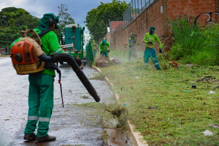 Frentes de trabalho agilizam serviços de limpeza e manutenção de áreas públicas, na Capital