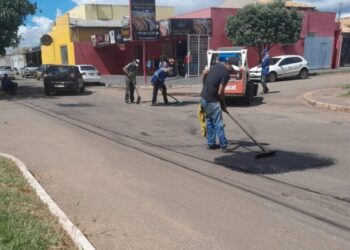 Após chuvas, equipes da Prefeitura reiniciam tapa-buracos neste feriado de Tiradentes em Campo Grande