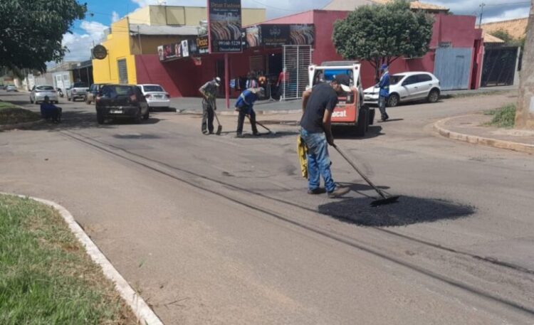 Após chuvas, equipes da Prefeitura reiniciam tapa-buracos neste feriado de Tiradentes em Campo Grande