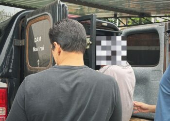 Homem persegue mulher até delegacia, a ameaça na frente de investigadores e é preso