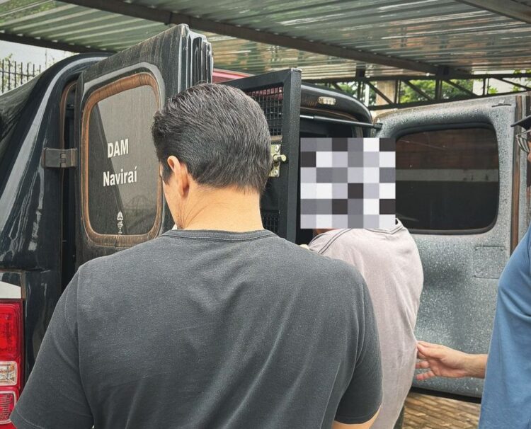 Homem persegue mulher até delegacia, a ameaça na frente de investigadores e é preso