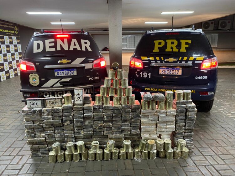 Motorista de carreta é preso com 295,1kg de cocaína e mais de 35kg de maconha em Dourados