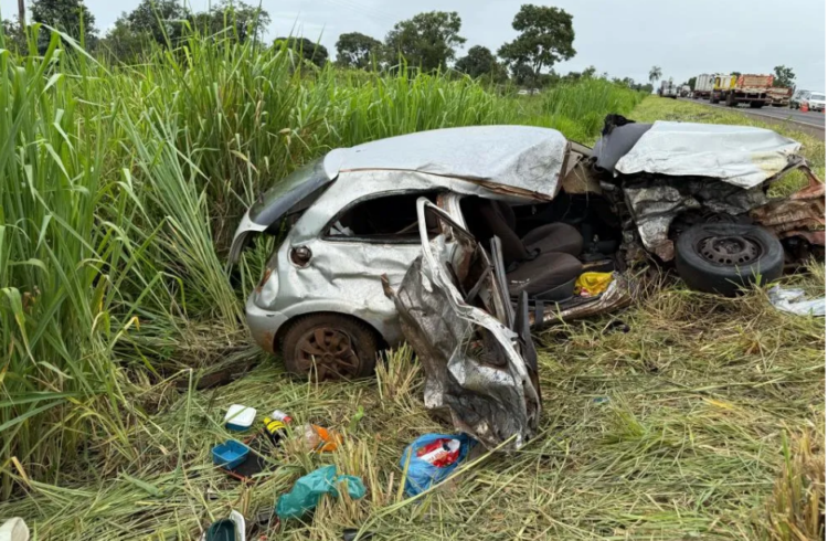 Condutor de Celta em ziguezague colide em caminhão, criança morre e mais 3 ficam feridos