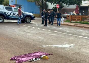 Homem aponta espingarda para PMs e é baleado no Centro de Sidrolândia