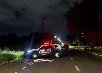Sob efeito de bebida, jovem deita em moto não vê fim da rua bate em meio-fio e morre