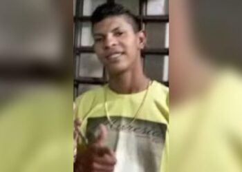 Jovem morto em frente de conveniência no Tarumã tinha passagens policiais e perdido o irmão no mesmo bairro