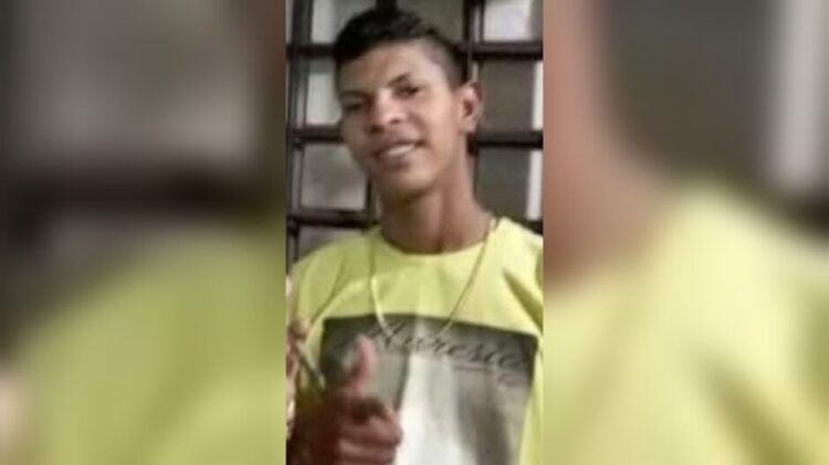 Jovem morto em frente de conveniência no Tarumã tinha passagens policiais e perdido o irmão no mesmo bairro