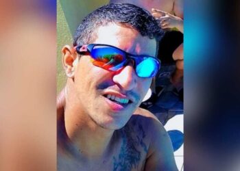 Com sacola de drogas e balança, homem atira contra PMs e morre baleado, na Capital