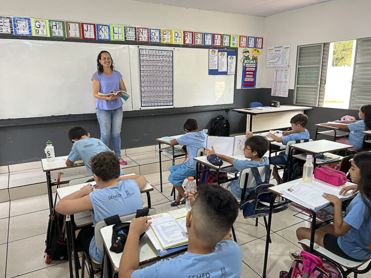 Prefeita garante 6,27% no piso do magistério e vai convocar 273 professores