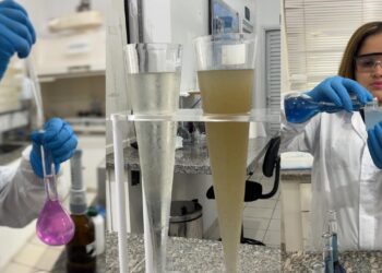 Com 10 mil análises por mês, laboratório monitora qualidade do tratamento de esgoto na Capital