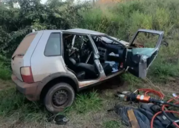 Colisão entre carreta bitrem e Fiat Uno mata o condutor do veículo de passeio na MS-233