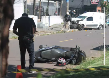 Mãe, filha e bebê ainda na barriga morrem em colisão entre moto e Fiorino na Capital