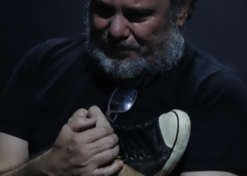 Espetáculo traz ancestralidade masculina e “bobo da corte” que diverte, mas expõe verdades desconcertantes