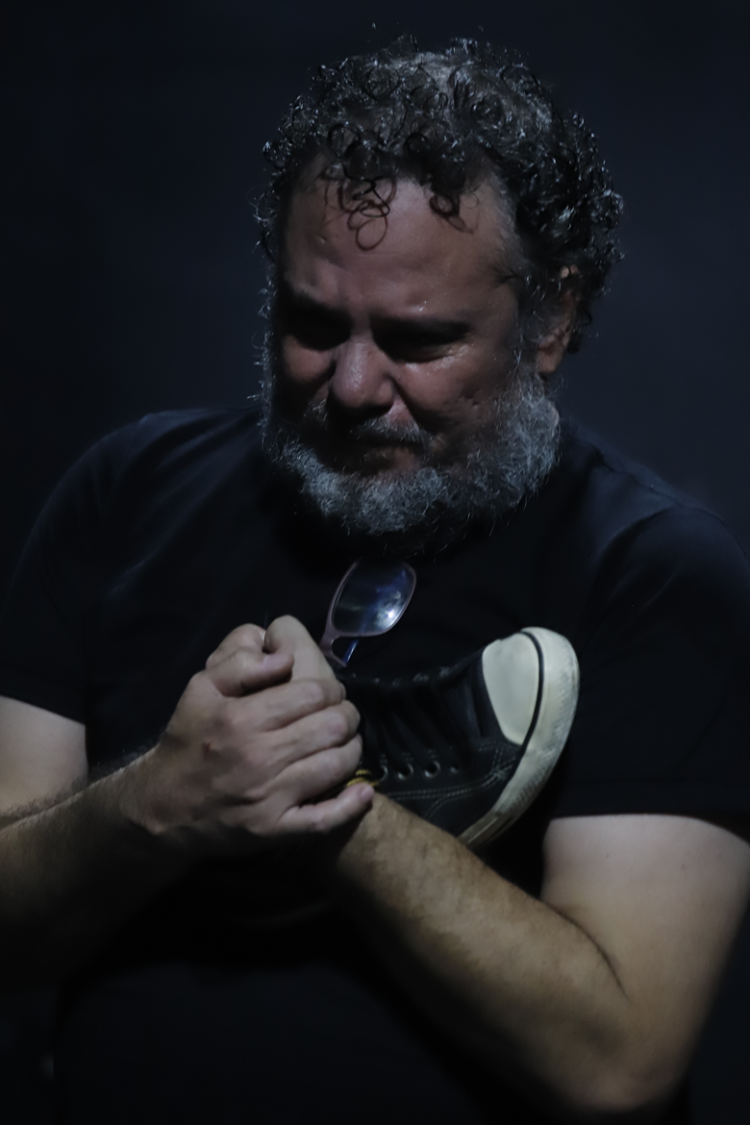 Espetáculo traz ancestralidade masculina e “bobo da corte” que diverte, mas expõe verdades desconcertantes