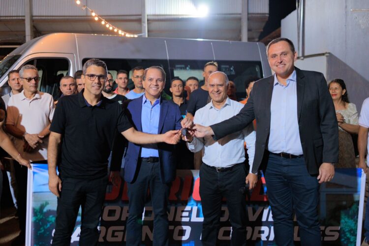 Deputado destina van para atender projeto de recuperação de dependentes químicos em Três Lagoas