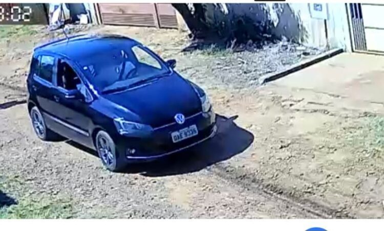 Vídeo: Ladrão do VW Fox preto que roubou celular de adolescente é preso na Capital
