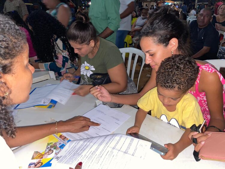 Prefeitura realiza entrega final de contratos para famílias da comunidade Homex nesta quarta-feira
