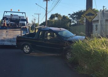 Bêbado, homem colide carro em poste na frente da delegacia e acaba preso no Tiradentes