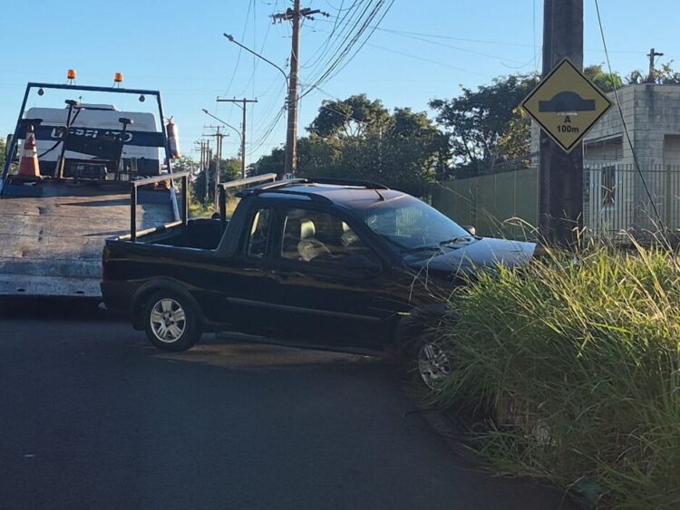 Bêbado, homem colide carro em poste na frente da delegacia e acaba preso no Tiradentes