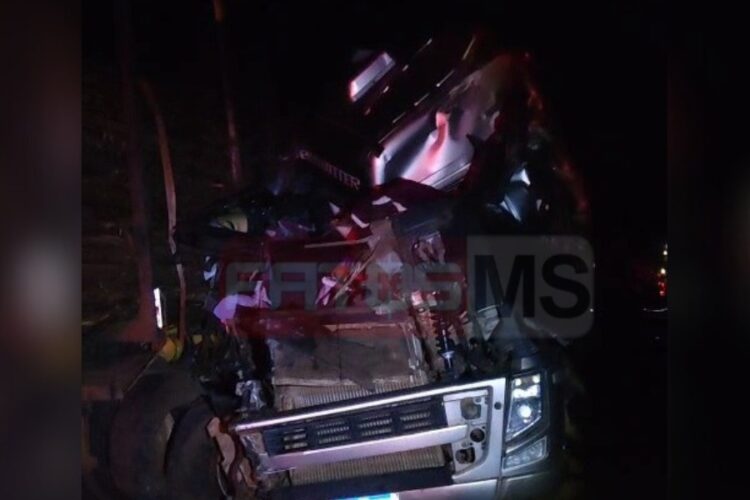 Passageira de caminhão morre após colisão com carreta que estava parada na BR-158