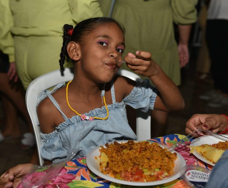 Arraial de Santo Antônio reúne pratos típicos e preços populares na Praça do Rádio Clube em Campo Grande