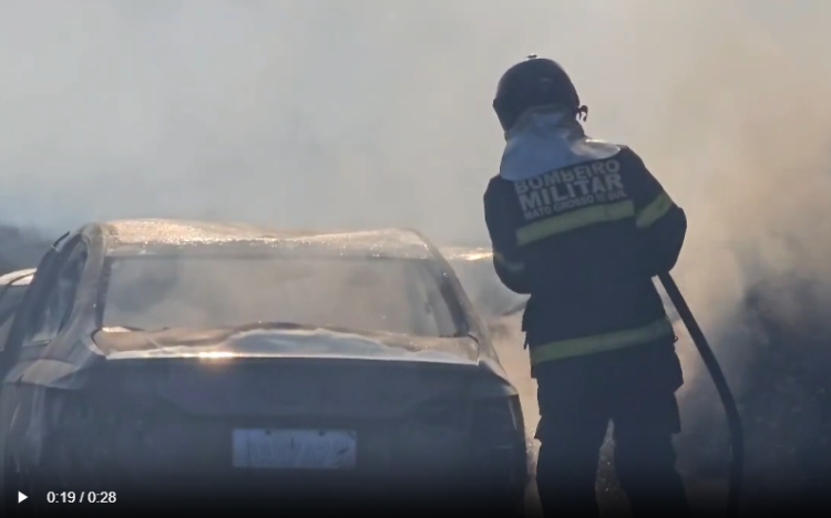 Vídeo: Colisão grave de carro e caminhão provoca mortes e fogo na BR-262 em Miranda