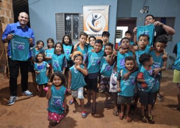 Costurando o Futuro: Voluntários transformam camisetas em inclusão social