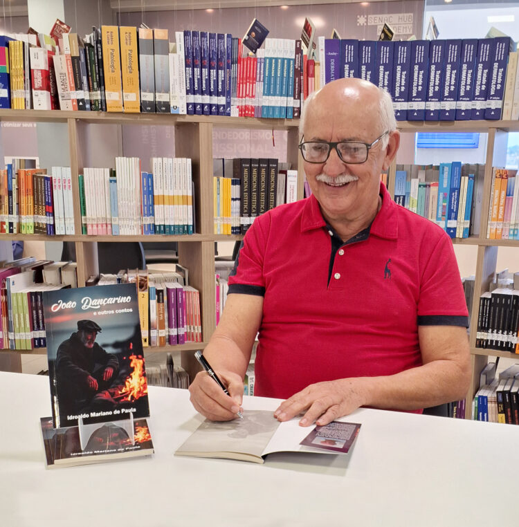 Aos 69 anos, Idroaldo realiza sonho antigo de publicar seu primeiro livro