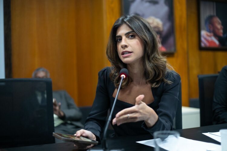 Deputada Camila Jara quer debater impactos da Inteligência Artificial na saúde mental e em sistemas oficiais de prova
