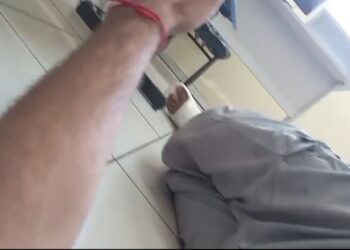 Vídeo: Leitor aguarda atendimento no chão de UPA por falta de macas ou leitos