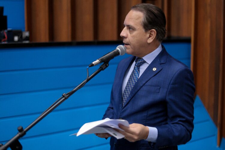 Deputado apresenta PLs para combater furto, roubo e mercado ilegal de celulares em MS