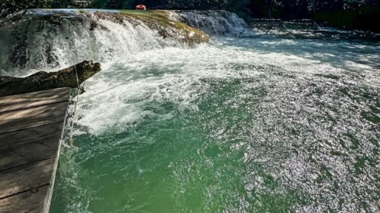 Adolescente de 13 anos tira o salva-vidas pula em água em balneário de Bonito e morre