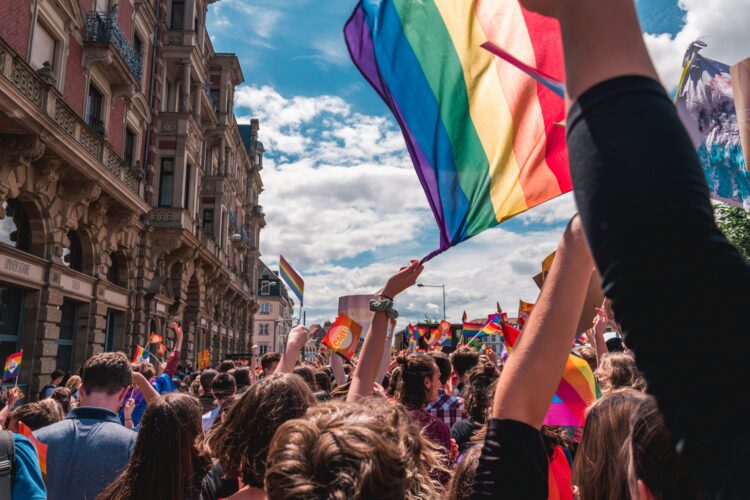 Rainbow washing: por que marcas levantam a bandeira LGBTQIA+ só quando é conveniente?